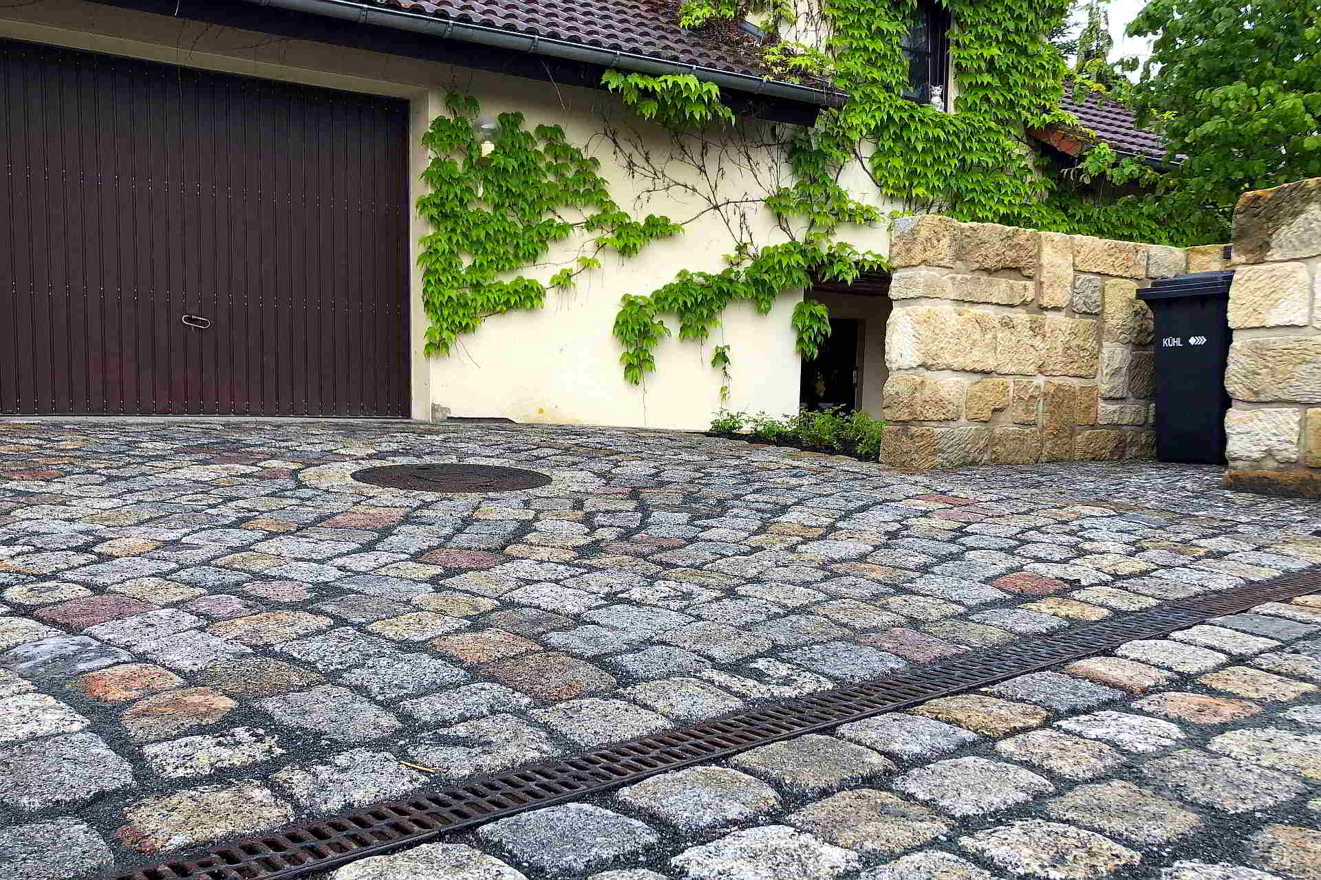 Einfahrt und Parkplätze aus Granitgroßsteinpflaster