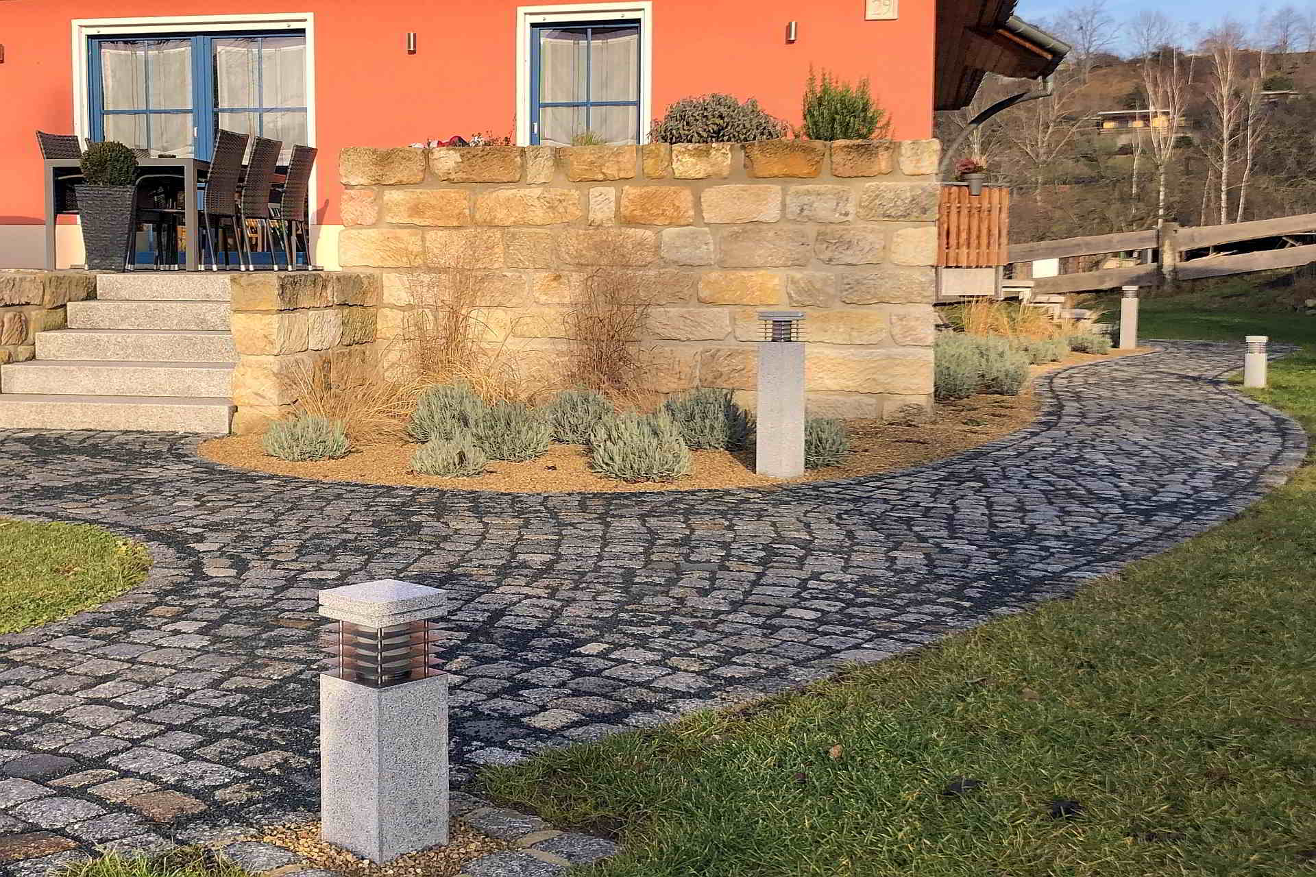 Granitpflasterweg zum Hauseingang und Terrassenbereich